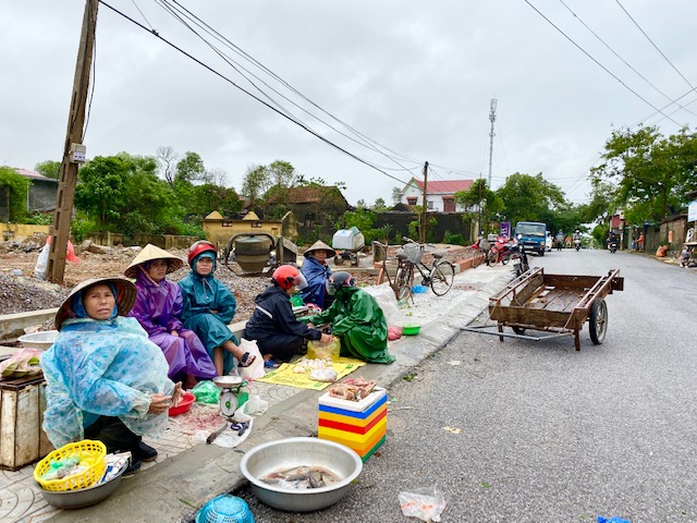 Những nơi không ngập lụt, người dân Lệ Thủy tranh thủ họp chợ để trao đổi lương thực, thực phẩm.