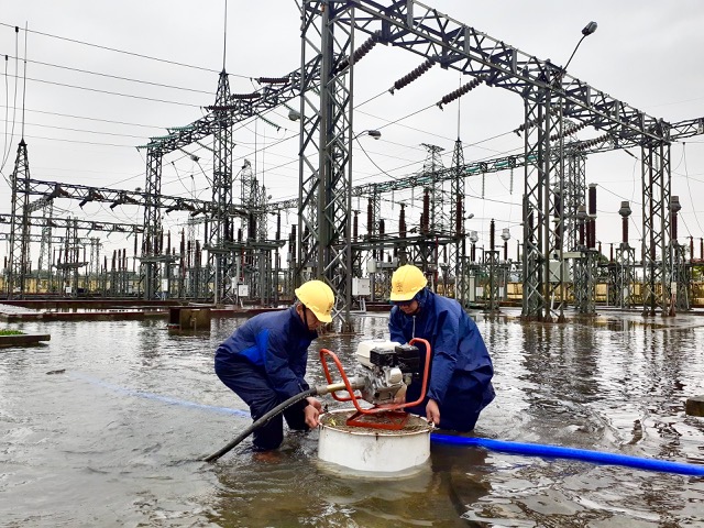 Công nhân PC Quảng Bình tập trung khắc phục sự cố do mưa lũ tại TBA 110kV Ba Đồn.