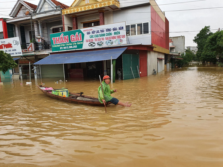 Hàng chục nghìn nhà dân huyện Lệ Thủy vẫn còn ngập sâu trong nước