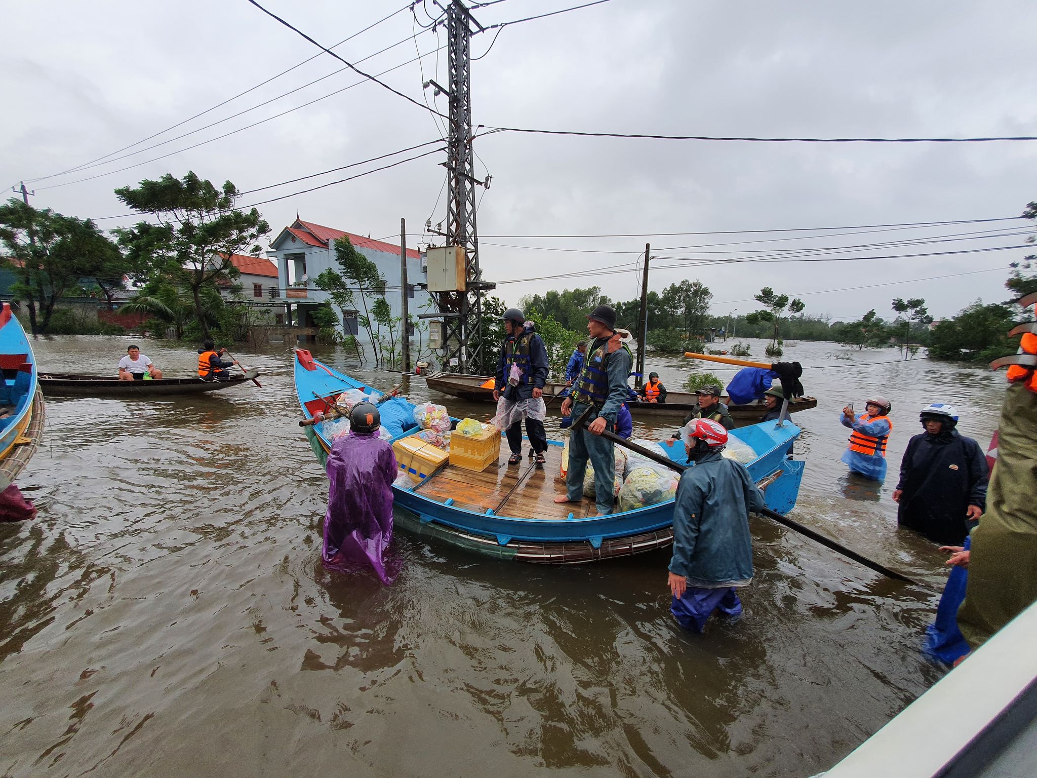 Vận chuyển hàng cứu trợ cho người dân vùng lũ huyện Lệ Thủy được triển khai rất khẩn trương