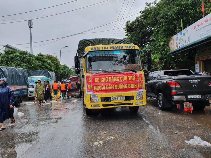 Hàng trăm đoàn cứu trợ đang về trợ giúp người dân Lệ Thủy trong cơn đại hồng thủy