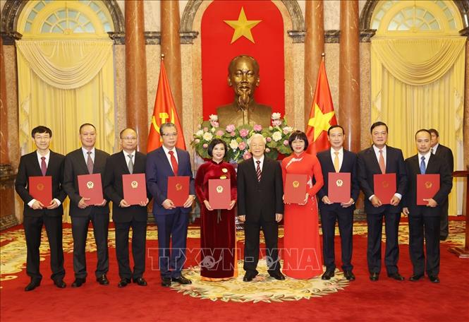 Tổng Bí thư, Chủ tịch nước Nguyễn Phú Trọng trao Quyết định cho các Đại sứ mới. Ảnh: Trí Dũng/TTXVN