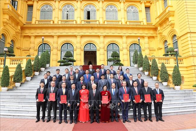 Tổng Bí thư, Chủ tịch nước Nguyễn Phú Trọng và các đại biểu chụp ảnh chung với các Đại sứ, Tổng Lãnh sự Việt Nam tại nước ngoài. Ảnh: Trí Dũng/TTXVN