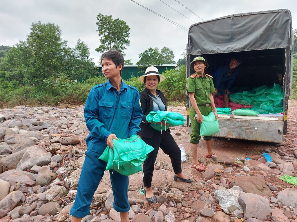 Vận chuyển 2 tấn gạo cho đồng bào người Mày vùng Lòm