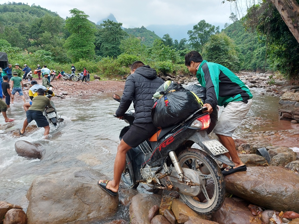 Lũ đã rút nhưng người dân qua suối vẫn gặp nhiều khó khăn.