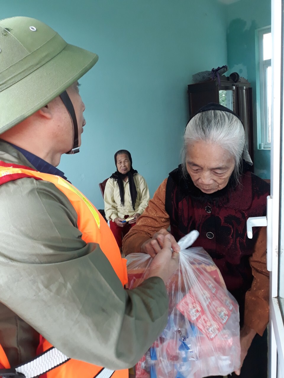 Thực phẩm được cấp phát đến tận tay người dân xã Tân Ninh (Quảng Ninh)