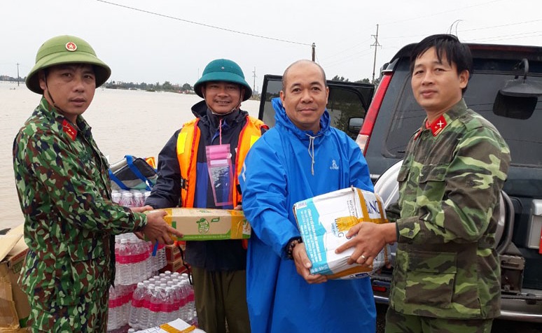 Ban CHQS huyện Quảng Ninh trao quà đến tận tay người dân vùng lũ Quảng Ninh