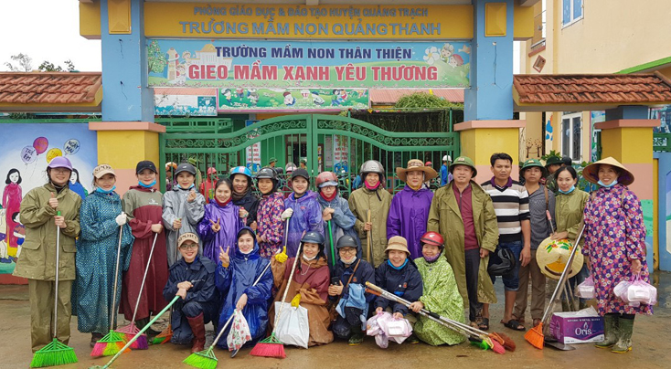 Cán bộ, giáo viên Trường mầm non Quảng Thanh, huyện Quảng Trạch tập trung đến trường để dọn vệ sinh.