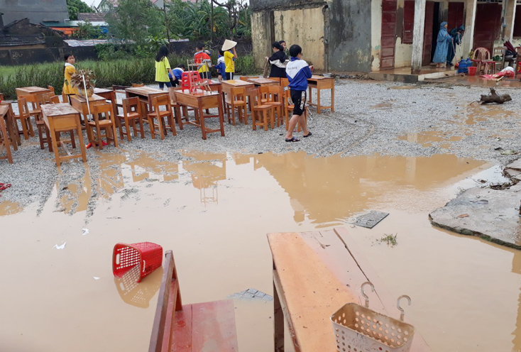 Nhiều trường học trên địa bàn thị xã Ba Đồn nước chưa rút hết.