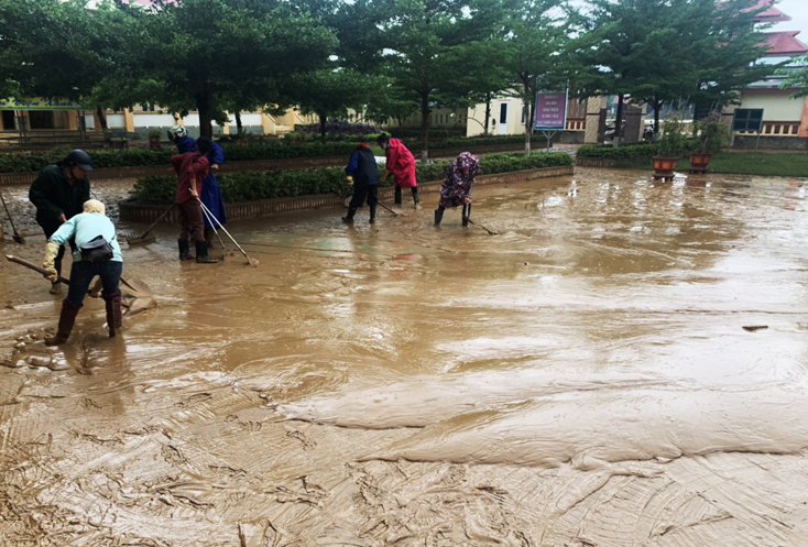 Các trường học còn ngổn ngang bùn đất sau khi nước lũ rút