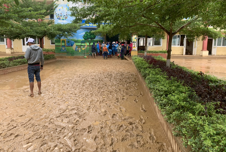 Các trường học còn ngổn ngang bùn đất sau khi nước lũ rút