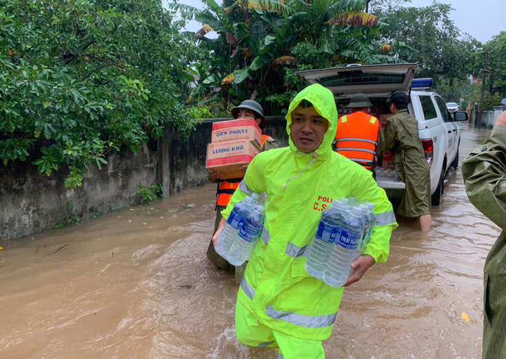 Ngay trong lũ Công an thị xã Ba Đồn đã ứng cứu kịp thời lương thực cho người dân vùng lũ tại 10 xã vùng Nam.