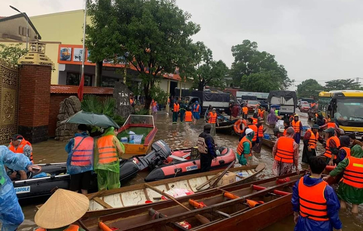 Công tác vận chuyển hàng cứu trợ đến vùng ngập lũ đang được khẩn trương thực hiện.