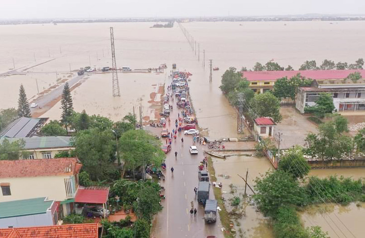 Nhiều tuyến đường huyết mạch vẫn ngập sâu trong nước lũ khiến giao thông vẫn ách tắc.