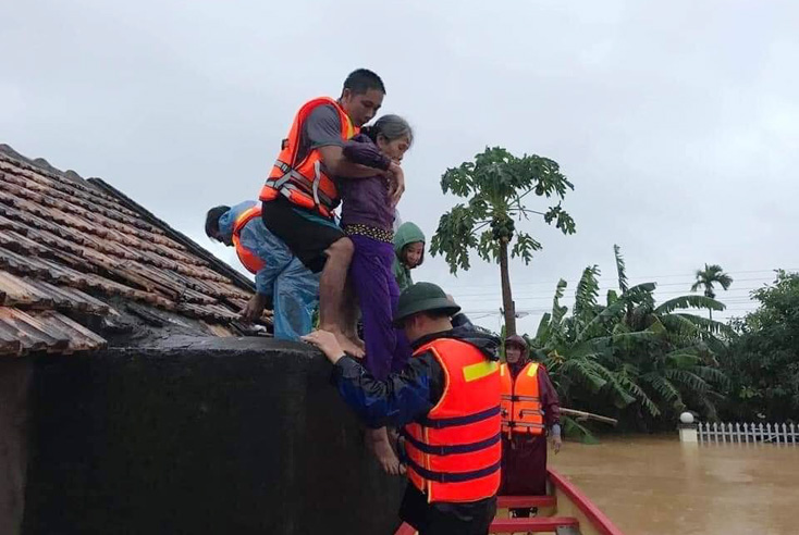 Công tác cứu hộ đưa người già và trẻ em ra khỏi vùng lũ không an toàn vẫn được các lực lượng chức năng tiếp tục thực hiện.