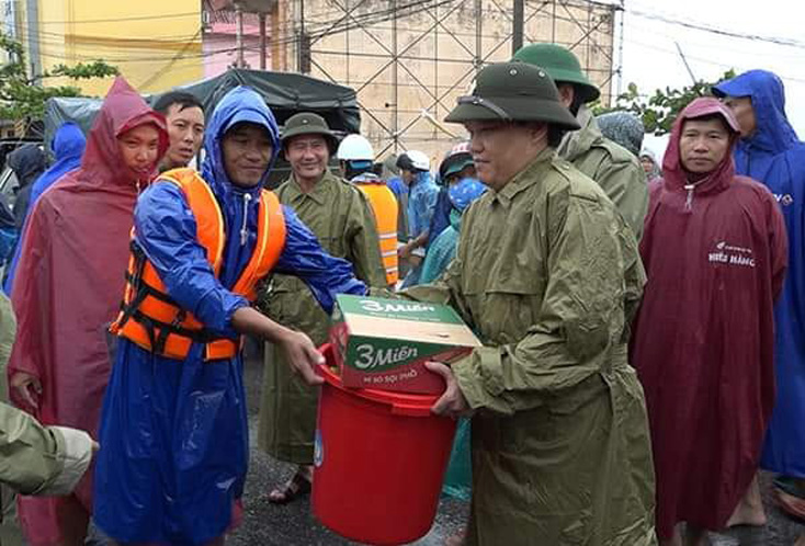 Nhiều đơn vị, tổ chức, cấ nhân đã trực tiếp trao quà cứu trợ cho người dân vùng lũ