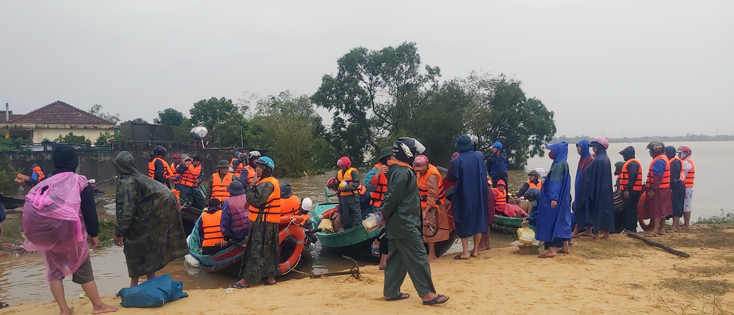 Các thuyền tham gia vào công tác cứu trợ lũ lụt tại điểm Dinh Mười