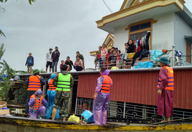 Ngôi nhà của chị Nguyễn Thị Kim Liên ở thôn Hữu Tân là nơi “định cư” của 39 người thuộc 10 hộ gia đình ngập lụt.