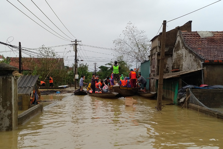 Trao quà cho bà con vùng ngập lụt xã Tân Ninh