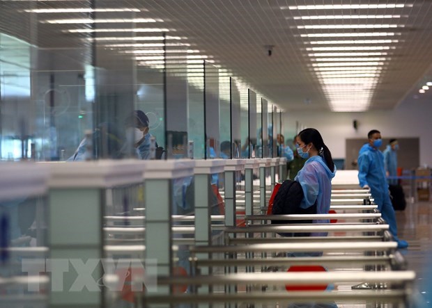 Hành khách làm thủ tục nhập cảnh trở về Việt Nam tại nhà ga T2 sân bay Nội Bài. (Ảnh: Huy Hùng/TTXVN)