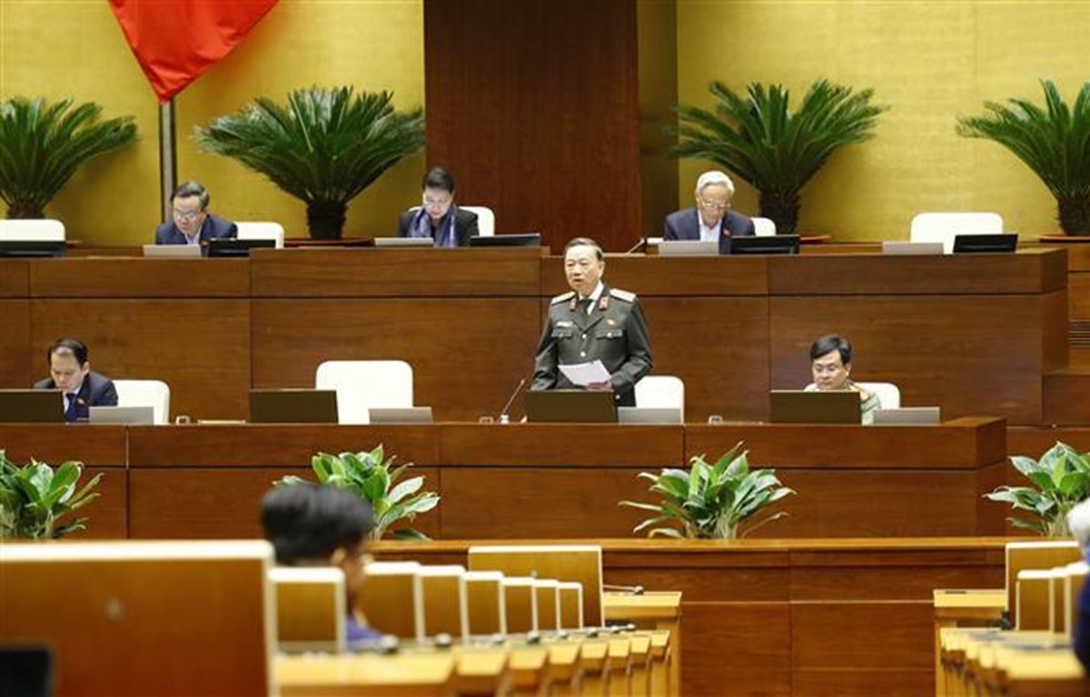 Bộ trưởng Bộ Công an Tô Lâm báo cáo, làm rõ một số vấn đề đại biểu Quốc hội nêu về Luât Cư trú trong phiên làm việc ngày 21-10 ( Ảnh: Doãn Tấn/TTXVN)