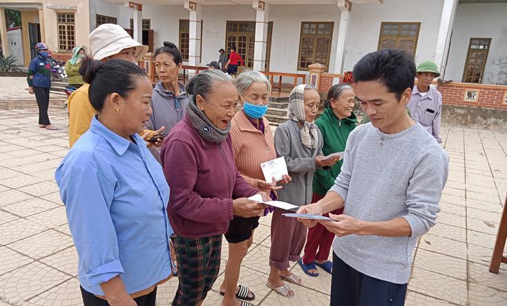 Công ty Cổ phần thương mại Đại Minh trao tiền hỗ trợ cho người dân vùng lũ xã An Ninh (Quảng Ninh).