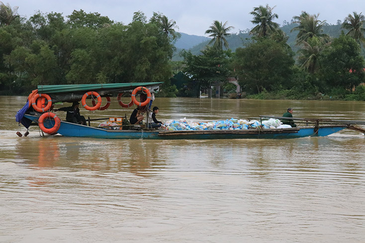 Hàng cứu trợ được vận chuyển bằng đò qua các thôn cồn bãi, vùng Nam thị xã Ba Đồn