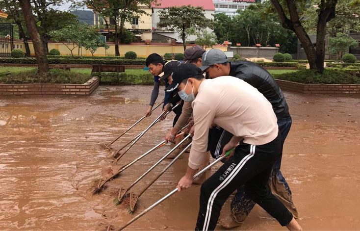  Đoàn Thanh niên huyện giúp các điểm trường tại xã Liên Trạch, thị trấn Phong Nha dọn vệ sinh các trường học để sớm đón học sinh đến trường.