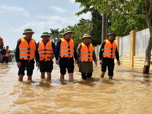 Đồng chí Bộ trưởng Bộ Nông nghiệp-PTNT Nguyễn Xuân Cường kiểm tra công tác PCLB tại huyện Lệ Thủy.