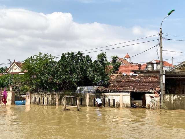 Hiện tại, ngập lụt trên địa bàn huyện Lệ Thủy vẫn đang diễn biến phức tạp.