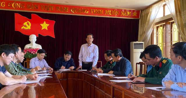 Đồng chí Chủ tịch UBND tỉnh Trần Công Thuật báo cáo tình hình mưa lũ trên địa bàn tỉnh.