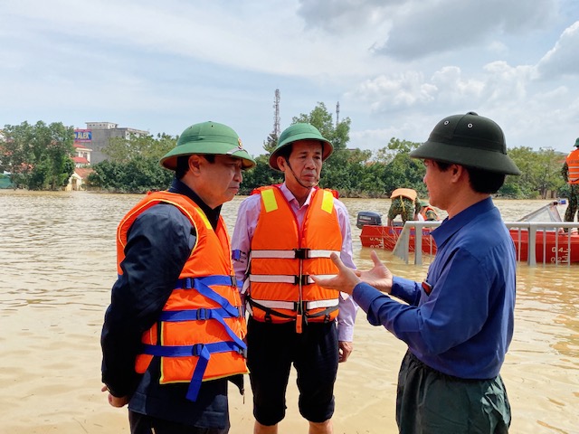 Đại diện lãnh đạo huyện Lệ Thủy trao đổi với đồng chí Trần Công Thuật, Chủ tịch UBND tỉnh về các phương án cứu trợ người dân vùng ngập lụt.