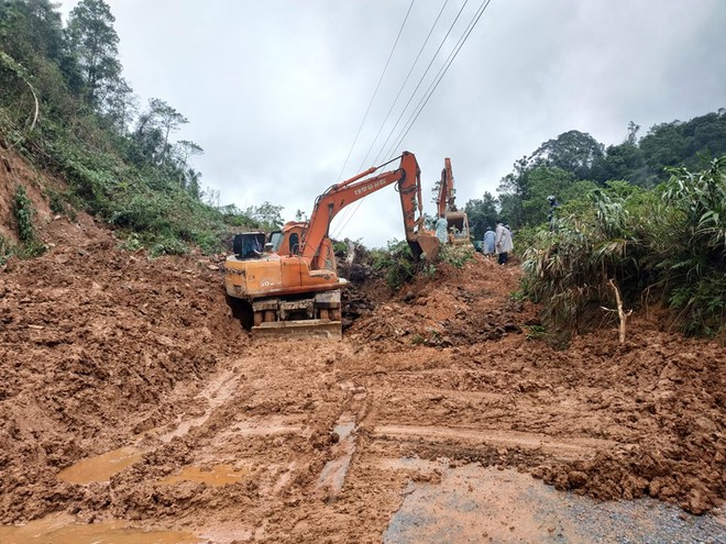 Máy móc đang khắc phục tình trạng sạt lở đất trên quốc lộ 9B