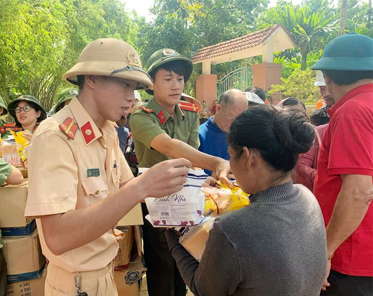 Các đơn vị, đoàn thể cấp phát lương thực, thực phẩm cho người dân