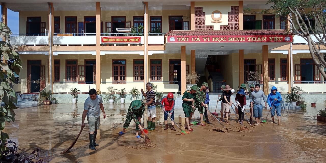 Các lực lượng tham gia làm giúp các trường học ở Tân Hóa dọn lũ, làm vệ sinh để đón học sinh trở lại trường.