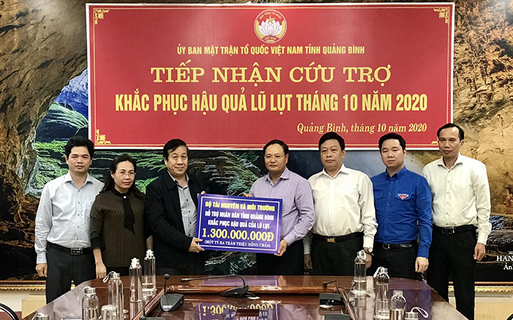 Đồng chí Lê Minh Ngân, Thứ trưởng Bộ Tài nguyên và Môi trường trao số tiền ủng hộ 1,3 tỷ đồng cho tỉnh Quảng Bình
