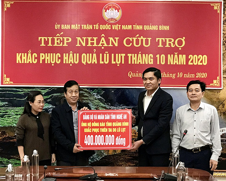 Đại diện lãnh đạo tỉnh Nghệ An trao số tiền ủng hộ 400 triệu đồng cho tỉnh Quảng Bình