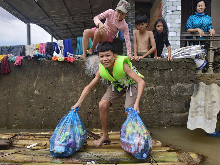 Niềm vui của người dân vùng lũ huyện Lệ Thủy khi nhận được hàng cứu trợ