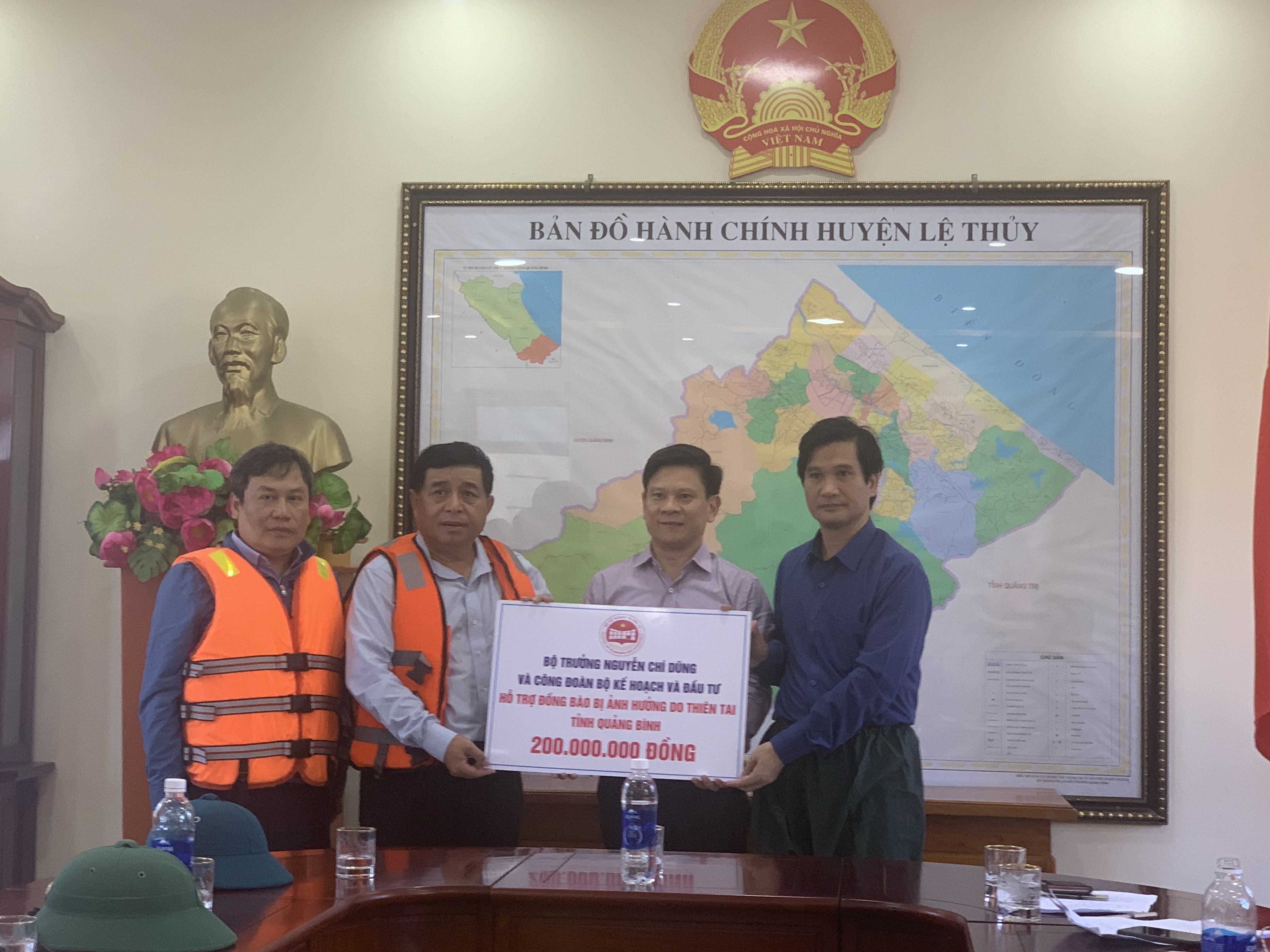 Đồng chí Bộ trưởng Bộ Kế hoạch và Đầu tư trao tiền hỗ trợ địa phương khắc phục hậu quả mưa lũ