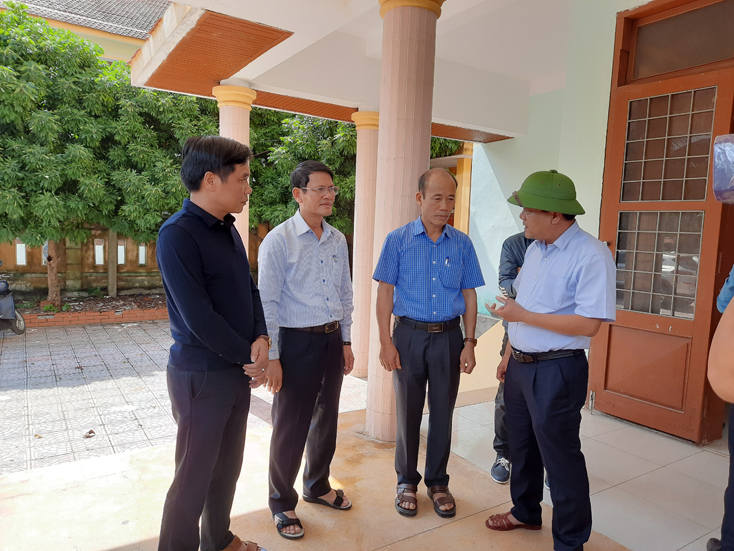 Đồng chí Trần Phong, Phó Chủ tịch UBND tỉnh chỉ đạo công tác khắc phục hậu quả lũ lụt tại thị xã Ba Đồn