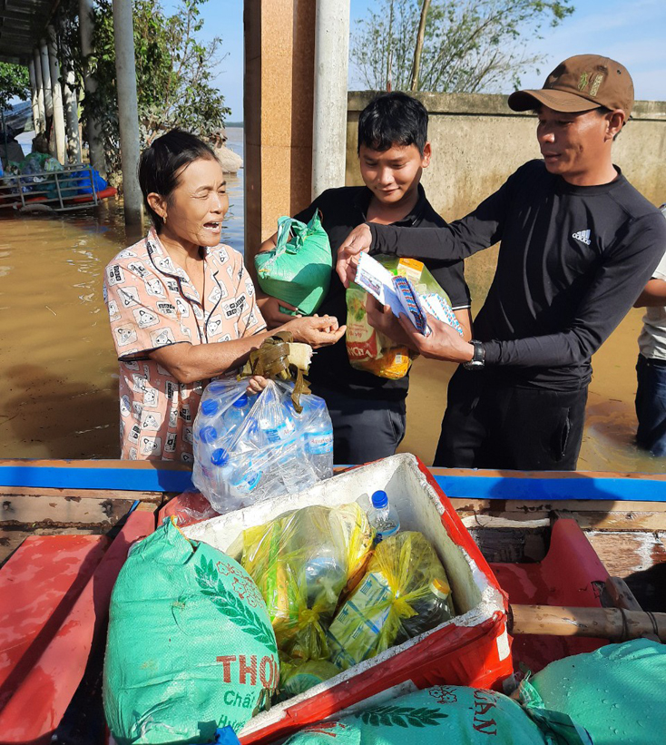  Đại diện Công ty ô tô Chenglong Hải Âu trao quà cho người dân vùng lũ.