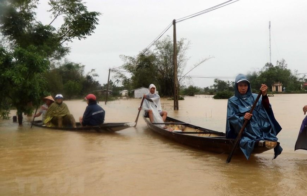  Nước lũ gây ngập sâu tại Thừa Thiên Huế. (Ảnh: Đỗ Trưởng/TTXVN)