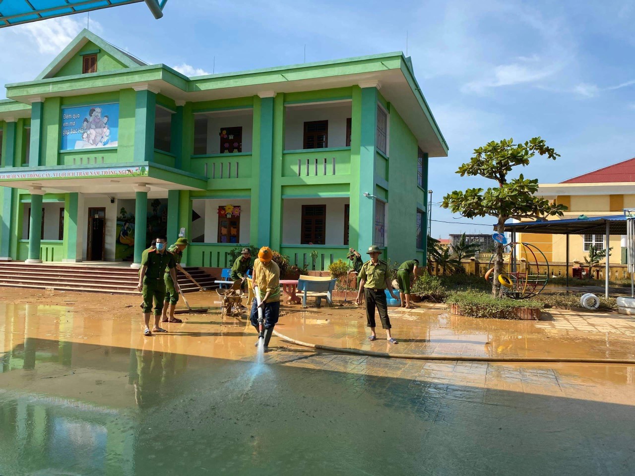 Lực lượng kiểm lâm sử dụng xe chở nước hỗ trợ các trường học làm vệ sinh sau mưa lũ