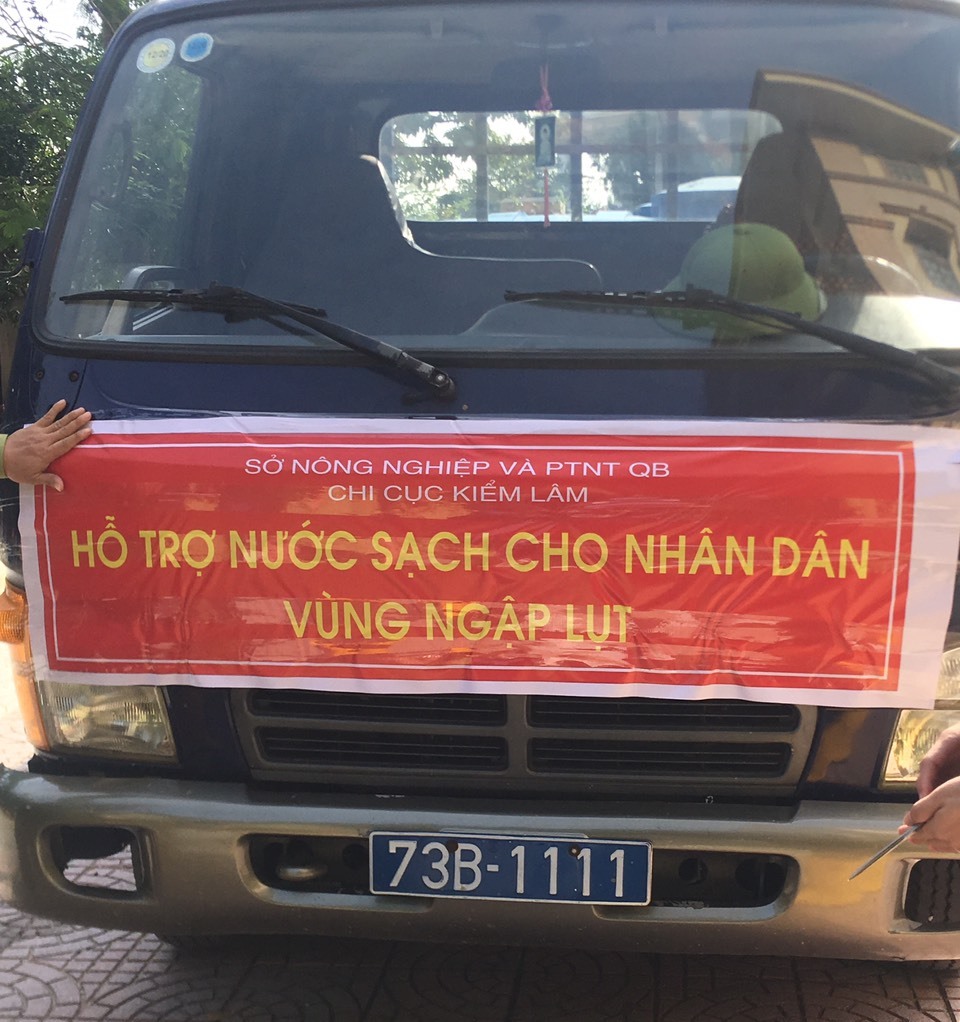 Xe chở nước phục vụ bà con vùng lũ huyện Quảng Ninh và Lệ Thủy