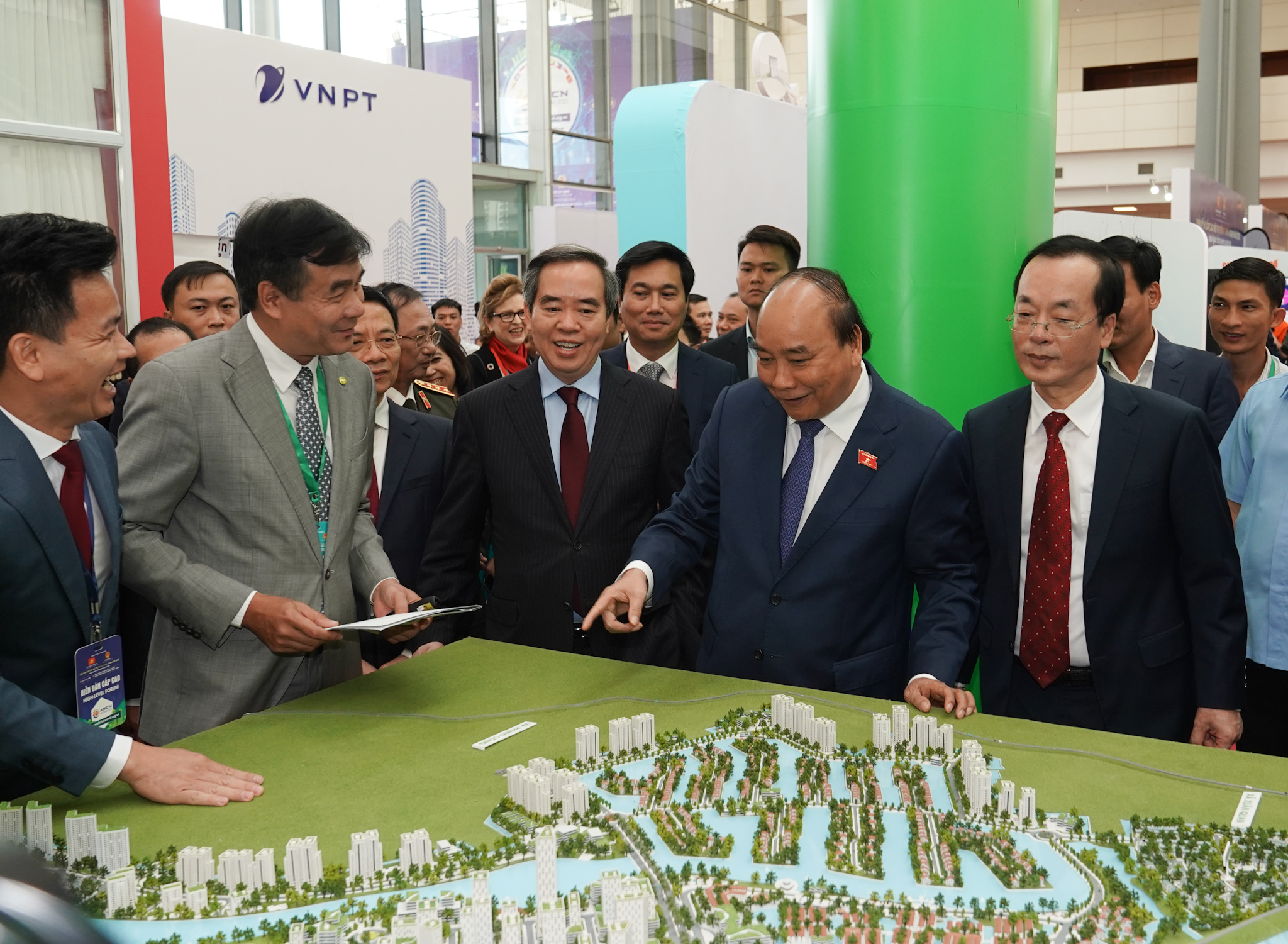  Thủ tướng Nguyễn Xuân Phúc tham quan triển lãm các mô hình, công nghệ tiêu biểu cho đô thị thông minh. Ảnh: VGP/Quang Hiếu