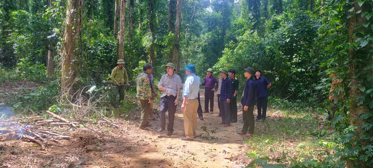 Lãnh đạo huyện Minh Hóa, xã Hóa Hợp tổ chức lực lượng vào khu vực rừng Ba Rền hỗ trợ đưa thi thể 2 nạn nhân về nhà