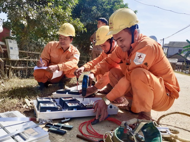 ...và hỗ trợ kiểm tra công tơ cho khách hàng bị ảnh hưởng do mưa lũ.