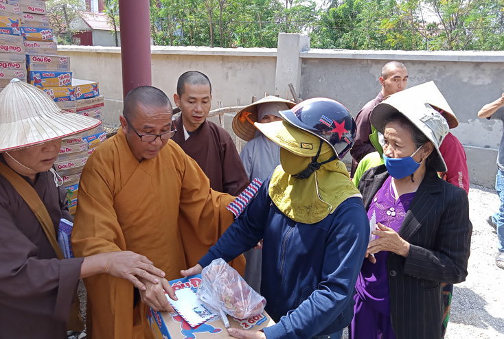 Hoà thượng Thích Giác Tâm trao quà cứu trợ cho bà con xã An Ninh (Quảng Ninh).