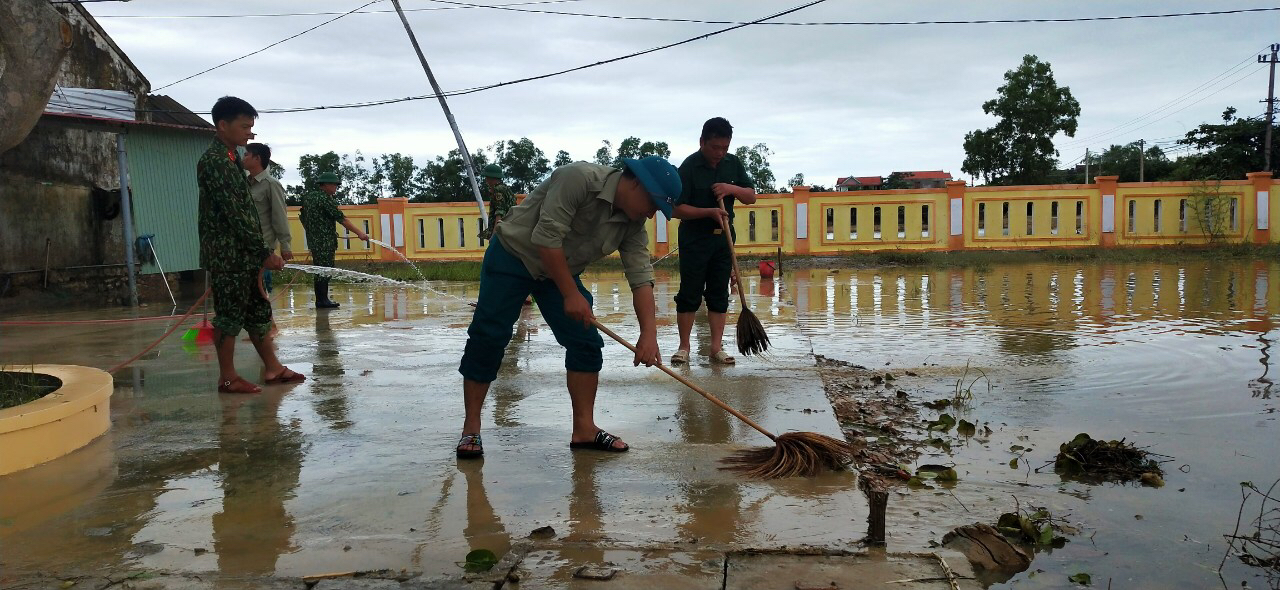 Cán bộ, chiến sỹ BCH Quân sự huyện Quảng Ninh giúp thầy trò Trường Tiểu học Hàm Ninh vệ sinh trường học.