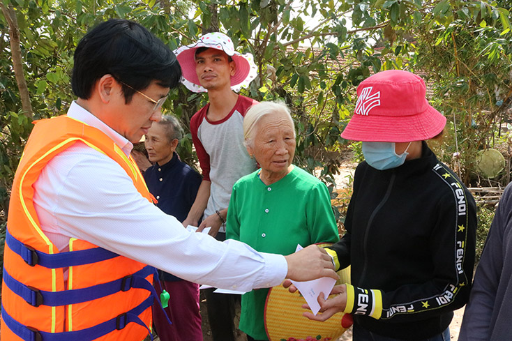 Nhà báo Hoàng Hữu Thái, Tổng biên tập Báo Quảng Bình trao quà cho các hộ dân thôn cồn bãi xã Quảng Minh, thị xã Ba Đồn